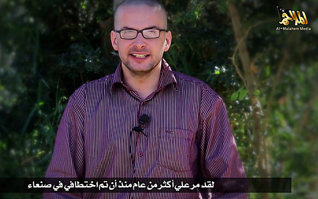 O jornalista americano Luke Somers aparece em vídeo de propaganda publicado pelo braço iemenita da Al Qaeda