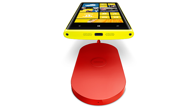 O Lumia 920, o novo celular da Nokia, é lançado com uma base especial para executar a recarga sem fio