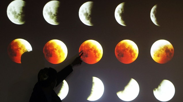 Evolução de um eclipse total da Lua em Jacarta, na Indonésia. O fenômeno também conhecido como Lua de sangue  