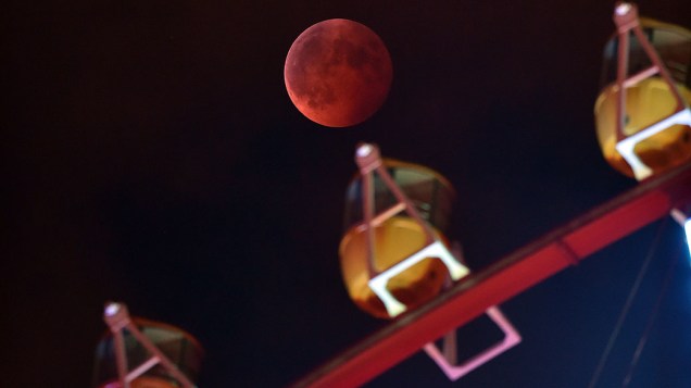 Eclipse da Lua visto de Tóquio no Japão. Fenômeno também conhecido como Lua de sangue, ocorre quando a lua fica na sombra da Terra em relação ao Sol, adquirindo um tom avermelhado