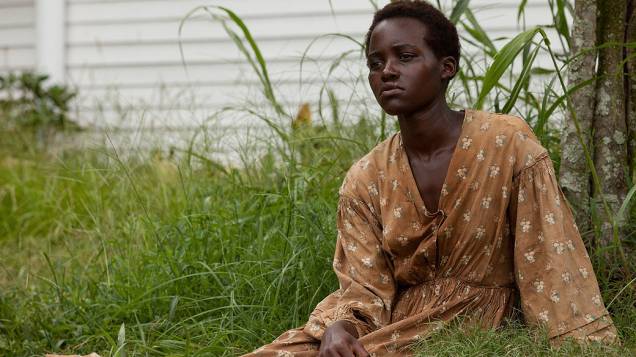 Lupita Nyongo em cena de 12 Anos de Escravidão