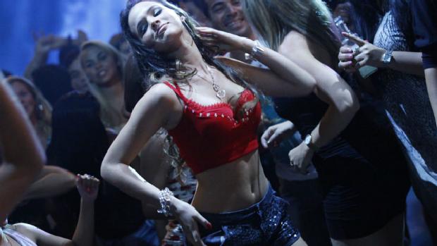 Lurdinha (bruna Marquezine) ferve no baile funk de Salve Jorge