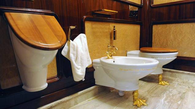 No banheiro, peças do lavabo são revestidas de ouro, na luxuosa residência de campo do presidente deposto Viktor Yanukovych