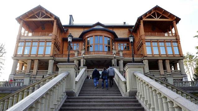 Entrada da Mezhyhirya, a luxuosa residência de campo do presidente deposto Viktor Yanukovych foi aberta ao público sábado à noite