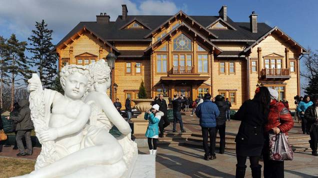 A luxuosa residência de campo do presidente deposto Viktor Yanukovych foi aberta ao público sábado à noite