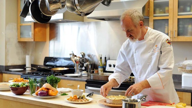 O chef Art Smith prepara um prato na cozinha do restaurante, em Palo Alto