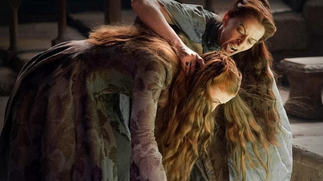 Lysa (Kete Dickie) ameaça Sansa (Sophie Turner) no sétimo episódio da quarta temporada de Game of Thrones