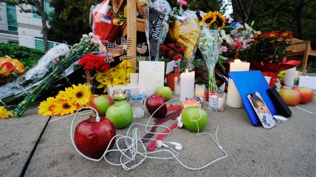Homenagens deixadas em homenagem a Steve Jobs em memorial improvisado próximo à sede da Apple na Califórnia