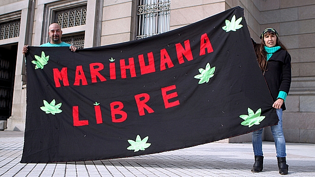 Manifestantes a favor da legalização da maconha exibem faixa na frente do Congresso uruguaio