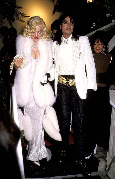 Madonna e Michael Jackson chegam à festa em Hollywood, Califórnia, em 1991
