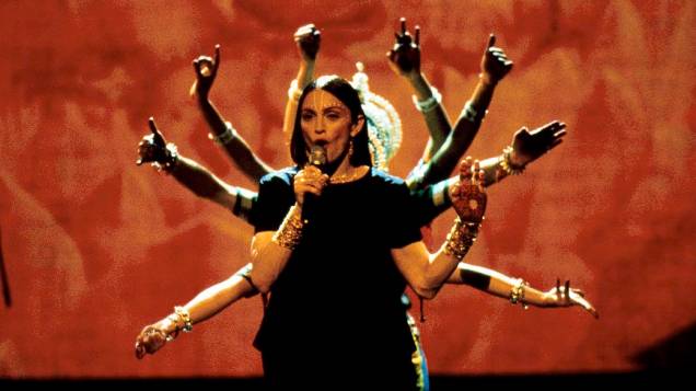 Madonna se apresenta durante o Video Music Awards em Los Angeles, em 1998