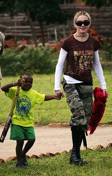 Madonna com seu filho adotado, David Banda, em Malauí, em 2009