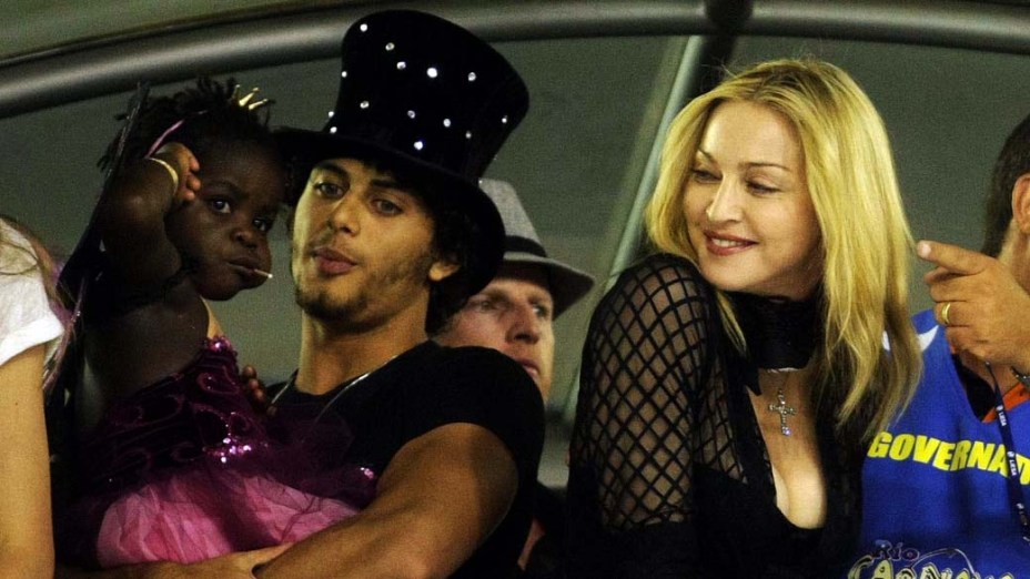 O modelo Jesus Luz, a filha de Madonna e a cantora assistem ao Desfile das Escolas de Samba do Grupo Especial do Rio de Janeiro, na Marquês de Sapucaí, em 2010