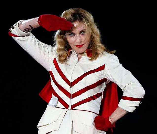 Madonna durante apresentação da turnê "MDNA" em Nice, França, em 2012