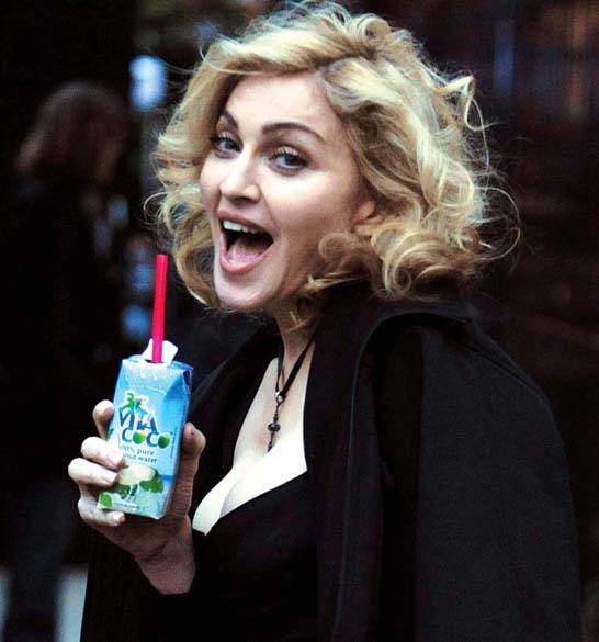 Madonna com a água de coco Vita Coco