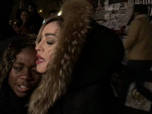 Madonna e seu filho David em show surpresa em Paris