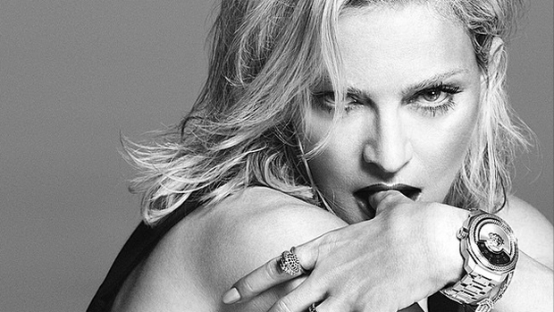 Madonna posa para campanha da grife Versace