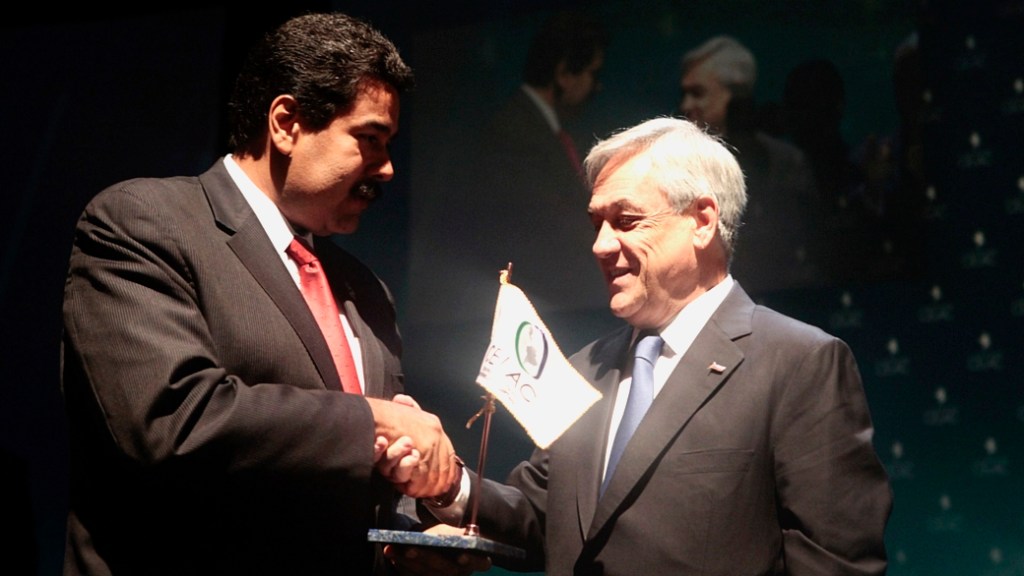 Nicolás Maduro e Sebastián Piñera se cumprimentam em encontro da Celac