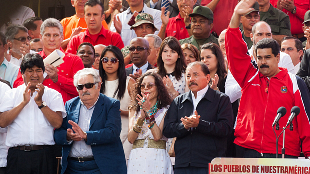 O presidente da Bolívia, Evo Morales (esq), do Uruguai, José Mujica, e da Nicarágua, Daniel Ortega, aplaudem o vice-presidente venezuelano Nicolás Maduro (dir), em evento de apoio a Hugo Chávez em Caracas