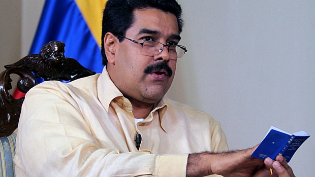 Maduro segura miniatura da Constituição da Venezuela