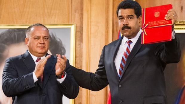 O presidente da Venezuela, Nicolás Maduro, recebe do presidente da Assembleia Nacional, Diosdado Cabello, o ‘Plano da Pátria’