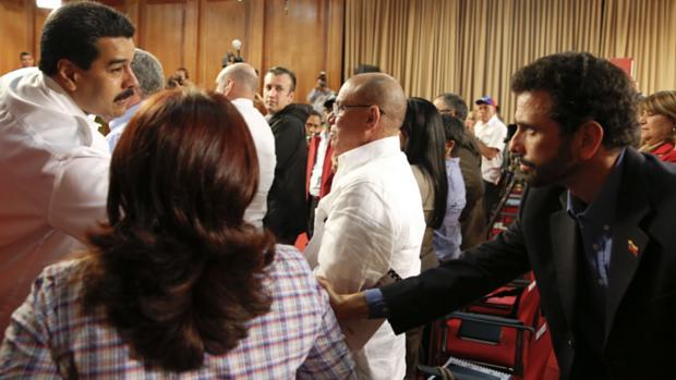 Adversários, Nicolás Maduro (esq) e Henrique Capriles apertam as mãos durante reunião para tratar da criminalidade na Venezuela