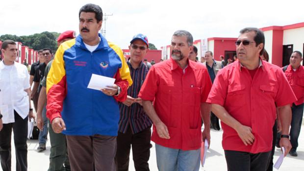 Nicolás Maduro (esq), ao lado do ministro da Habitação, Ricardo Molina (centro), e do governador de Barinas, em ato de entrega de casas a beneficiários