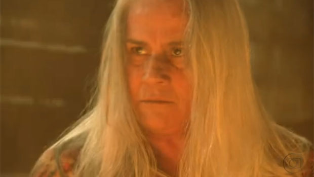 Mãe Lucinda (Vera Holtz) coloca fogo no barraco de Nilo (José de Abreu)