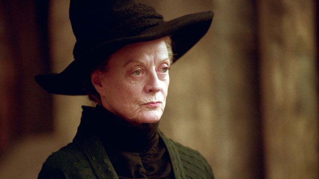 Braço direito de Alvo Dumbledore, a professora Minerva McGonagall, interpretada por Maggie Smith, uma das mais respeitadas atrizes britânicas, aparece em todos os filmes da série. <br>