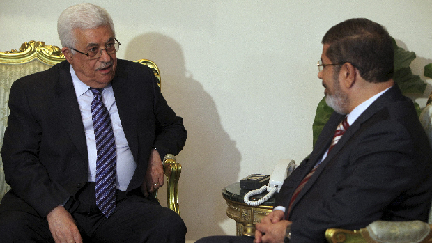 Mahmoud Abbas e Mohamed Mursi durante reunião no Cairo
