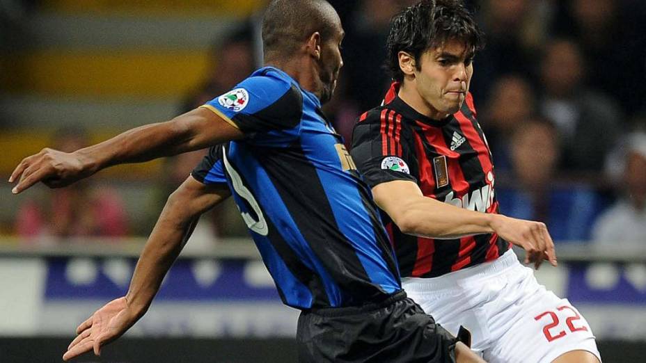 Kaká defendendo o Milan em duelo contra a Inter de Milão, do também brasileiro Maicon