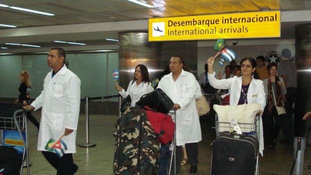 Médicos cubanos desembarcam no Aeroporto Internacional de Guarulhos, em São Paulo, nesta segunda-feira