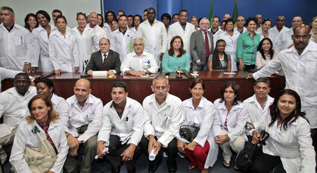 Grupo de 79 médicos selecionados pelo programa Mais Médicos, do governo Federal, participa de curso na Escola de Saúde pública do Ceará