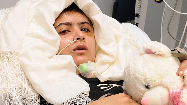 Malala Yousafzai, de 14 anos, foi baleada na cabeça enquanto voltava da escola em 9 de outubro