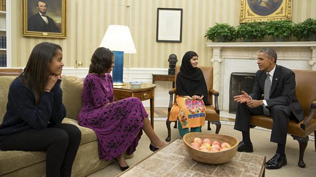 O president Barack Obama, a primeira-dama Michelle e a filha do casal Malia recebem a paquistanesa Malala Yousafzai na Casa Branca