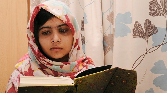 A paquistanesa Malala Yousafzai, 15, que foi baleada pelo Talibã por causa de um blog em que ela defendia o acesso de meninas à escola, se recupera em um hospital em Birmingham, na Inglaterra (09/11/2012)