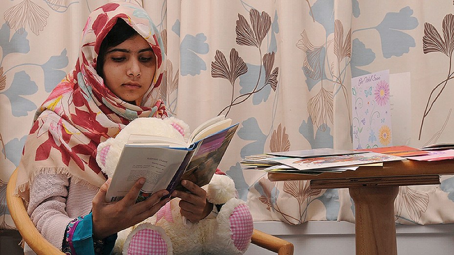 A paquistanesa Malala Yousafzai, 15, que foi baleada pelo Taleban por causa de um blog em que ela defendia o acesso de meninas à escola, se recupera em um hospital em Birmingham, na Inglaterra (09/11/2012)