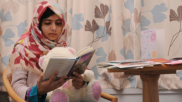 A paquistanesa Malala Yousafzai, 15, que foi baleada pelo Taleban por causa de um blog em que ela defendia o acesso de meninas à escola, se recupera em um hospital em Birmingham, na Inglaterra (09/11/2012)