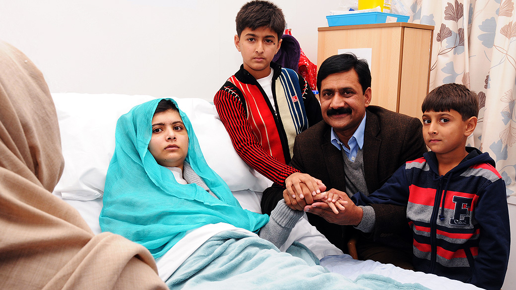 Foto divulgada nesta sexta-feira (26), mostra parentes de Malala Yousafzai, 15, que visitaram a menina ativista paquistanesa, que está internada no hospital Rainha Elizabeth, em Birmingham, no Reino Unido