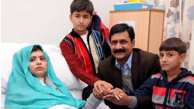 Malala Yousufzai com sua família no hospital Queen Elizabeth, em Birmingham (26/10/2012)