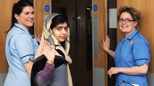 Ativista paquistanesa Malala Yousafzai, 15, deixa hospital no Reino Unido onde estava internada após ser baleada pelo Talibã (04/01/2013)