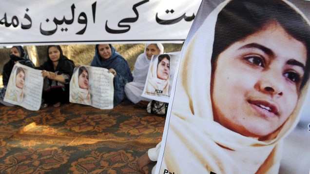 Ativistas islâmicas protestam contra a tentativa de assassinato de Malala Yousafzai, em Lahore, no Paquistão (11/10/2012)