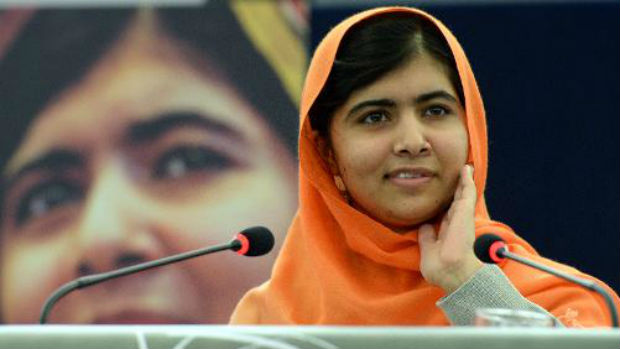 A jovem militante paquistanesa Malala Yousafzai após receber o prêmio Sakharov para os Direitos Humanos, no Parlamento Europeu, em Estrasburgo, na França