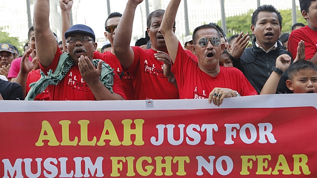 Manifestantes muçulmanos fazem ato pelo direito exclusivo de usar a palavra 'Alá' na Malásia