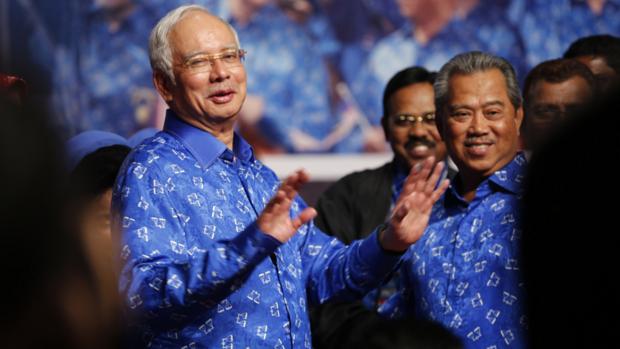 O primeiro-ministro da Malásia, Najib Razak (e), e seu vice, Muhyiddin Yassin, depois da vitória da frente governista nas eleições legislativas