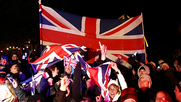 Moradores das Malvinas comemoram resultado do referendo que aprovou a soberania britânica no arquipélago