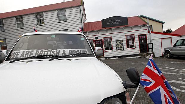 Malvinas/Falkland: carro exibe faixa na qual se lê 'Somos britânicos e orgulhosos'