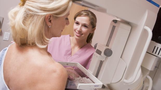De acordo com as novas diretrizes, as mulheres que não têm risco aumentado para a doença devem passar por mamografias dos 45 aos 54 anos. A partir dos 55, o exame deve ser realizado a cada dois anos
