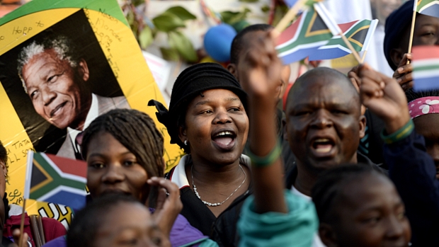 Sul-africanos celebram aniversário de Mandela nos arredores do hospital de Pretória