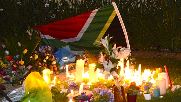 Sul-africanos deixam homenagens ao redor da residência de Mandela em Johannesburgo